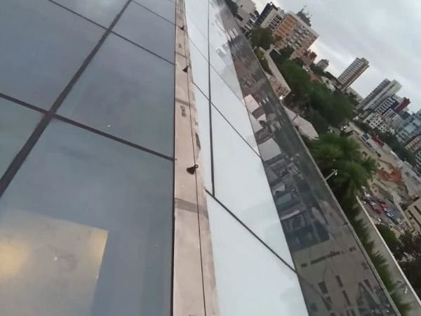 Garanta o controle da luminosidade com isofilme espelhado em Poá